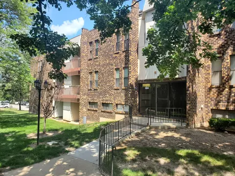 2275 Country Club Dr #23, Woodridge, IL 60517