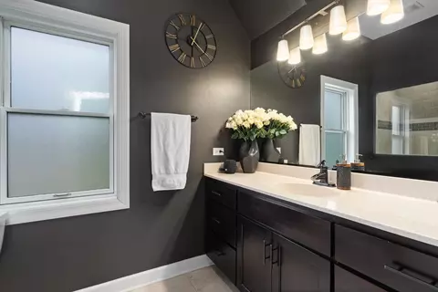 Bath - 592 E 13th St, Lockport, IL 60441 photo 2 of 4