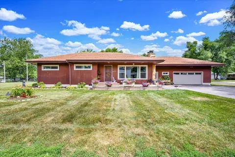 320 S 4th St, Wapella, IL 61777