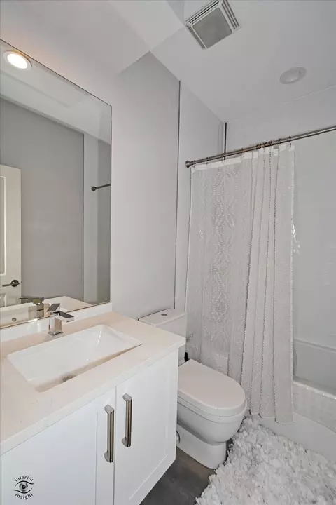 Bath - 609 E 48th St, Chicago, IL 60615 photo 3 of 6