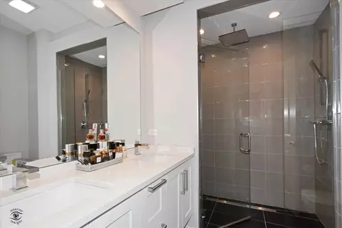 Bath - 609 E 48th St, Chicago, IL 60615 photo 2 of 6