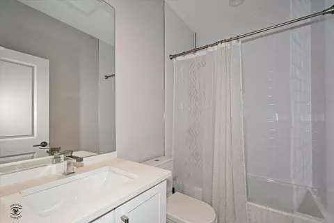 Bath - 609 E 48th St, Chicago, IL 60615 photo 4 of 6