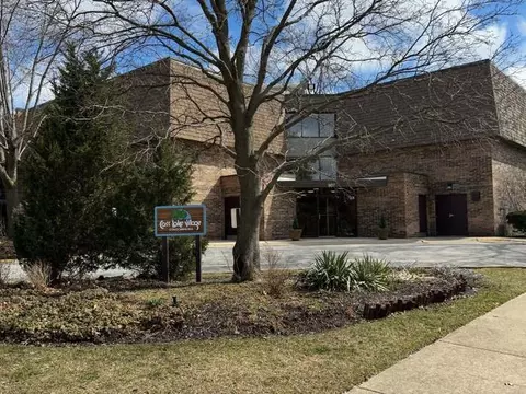907 S Williams St #210, Westmont, IL 60559