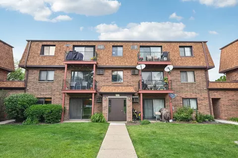 493 Mchenry Rd #1B, Wheeling, IL 60090