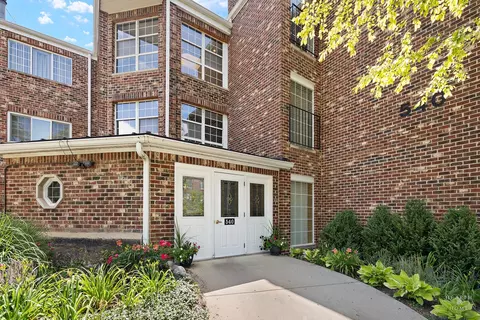 540 Biesterfield Rd #213, Elk Grove Village, IL 60007
