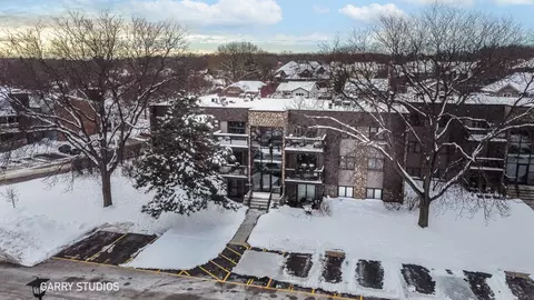 1460 Stonebridge Cir #G9, Wheaton, IL 60189