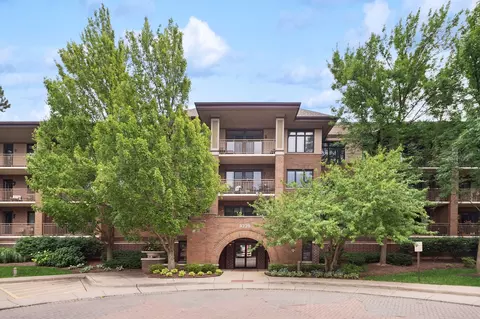 9220 N East Prairie Rd #401, Evanston, IL 60203