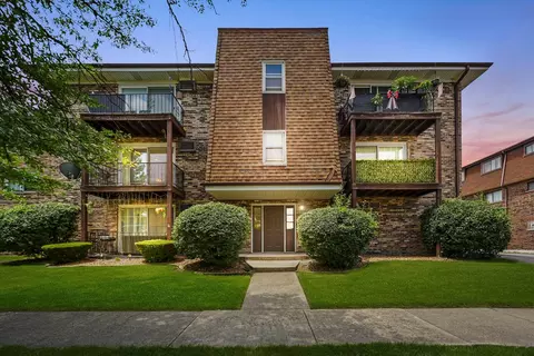 9850 Nottingham Ave #202, Chicago Ridge, IL 60415