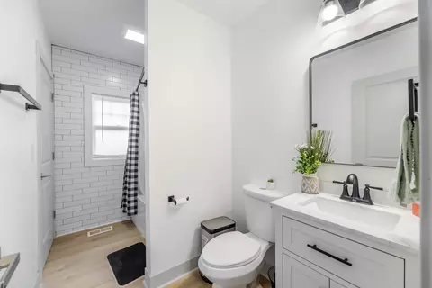 Bath - 1030 Spruce St, Aurora, IL 60506 photo 1 of 2