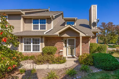 8020 Barrymore Dr, Darien, IL 60561