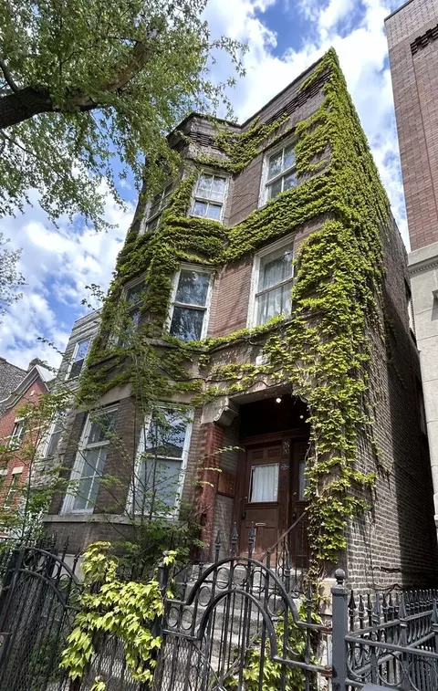 2620 W Evergreen Ave, Chicago, IL 60622