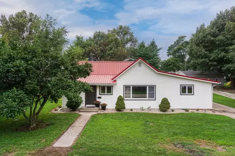 207 S High St, Ellsworth, IL 61737