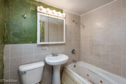 Bath - 910 E Krage Dr, Addison, IL 60101 photo 1 of 2