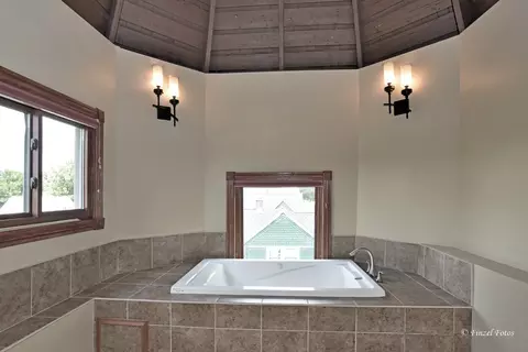 Bath - 331 Griswold St, Elgin, IL 60123 photo 3 of 7