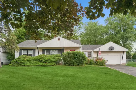 8136 W Davis St, Niles, IL 60714