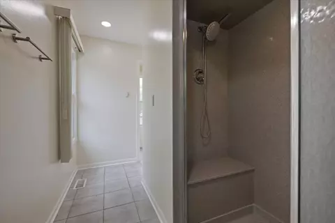 Bath - 2306 Dove St, Rolling Meadows, IL 60008 photo 7 of 10