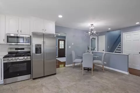 Kitchen - 2306 Dove St, Rolling Meadows, IL 60008 photo 2 of 4