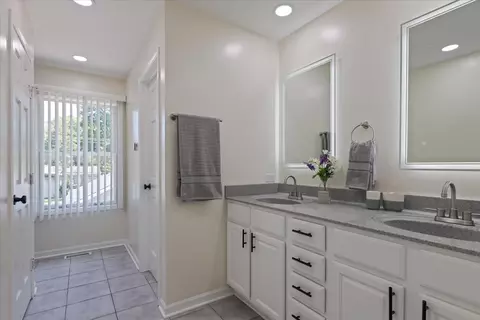 Bath - 2306 Dove St, Rolling Meadows, IL 60008 photo 3 of 10