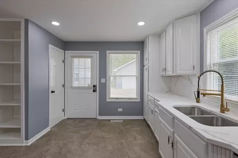 Kitchen - 2306 Dove St, Rolling Meadows, IL 60008 photo 3 of 4