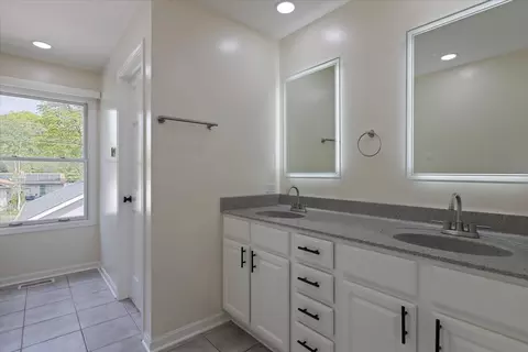 Bath - 2306 Dove St, Rolling Meadows, IL 60008 photo 6 of 10