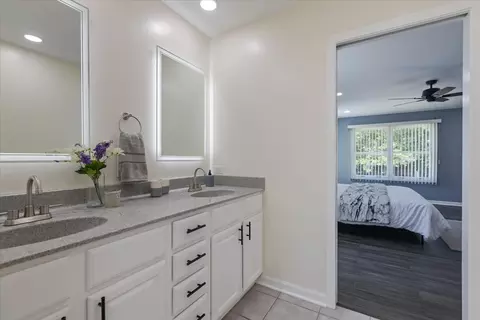 Bath - 2306 Dove St, Rolling Meadows, IL 60008 photo 2 of 10