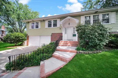 2 S165 Huntington Ct, Glen Ellyn, IL 60137