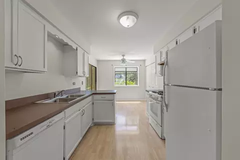 Kitchen - 1938 Gresham Cir #A, Wheaton, IL 60189 photo 1 of 4