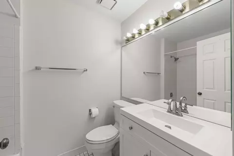 Bath - 1938 Gresham Cir #A, Wheaton, IL 60189 photo 3 of 3