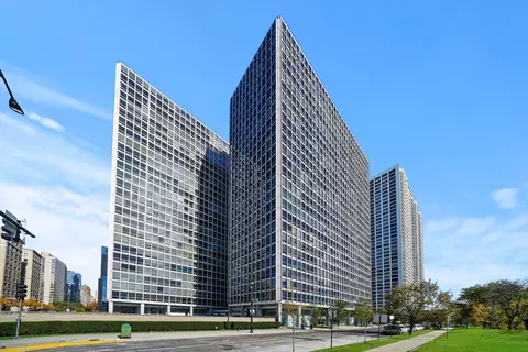 330 W Diversey Pkwy #1606, Chicago, IL 60657