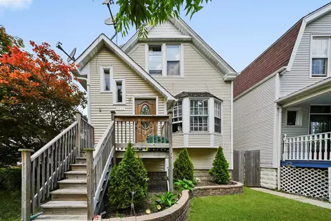 5044 W Roscoe St, Chicago, IL 60641