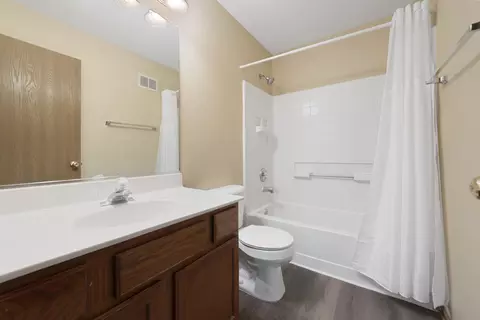 Bath - 1011 Symphony Dr, Aurora, IL 60504 photo 2 of 3