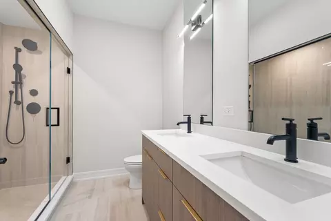 Bath - 5000 S Prairie Ave, Chicago, IL 60615 photo 2 of 4