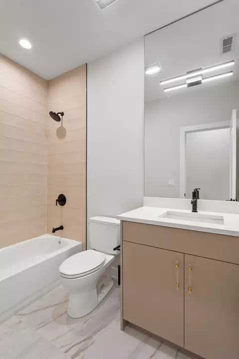 Bath - 5000 S Prairie Ave, Chicago, IL 60615 photo 1 of 4