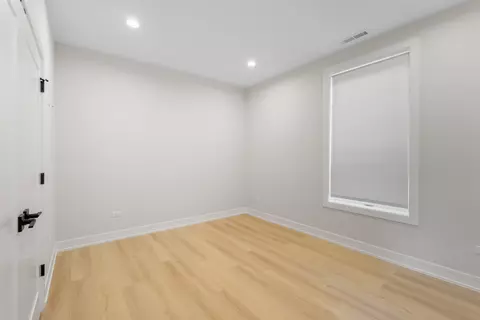 Bedroom - 5000 S Prairie Ave, Chicago, IL 60615 photo 3 of 4
