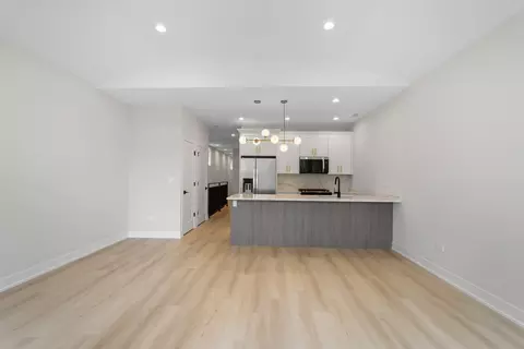 Living - 5000 S Prairie Ave, Chicago, IL 60615 photo 4 of 5