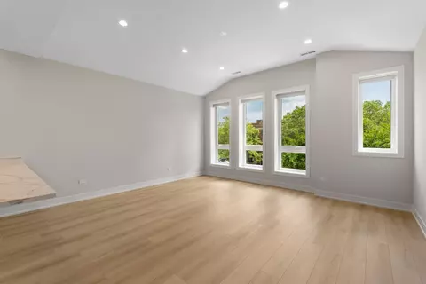 Living - 5000 S Prairie Ave, Chicago, IL 60615 photo 1 of 5