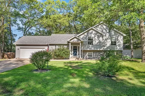 202 Oakwood Ln, Essex, IL 60935