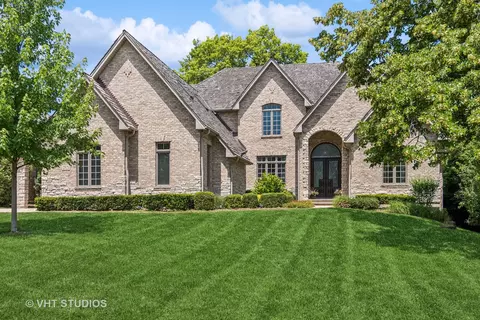 22 W274 Elmwood Dr, Glen Ellyn, IL 60137