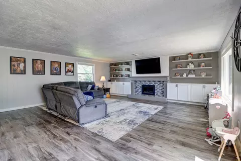 Living - 1002 E 19th St, Sterling, IL 61081 photo 2 of 3
