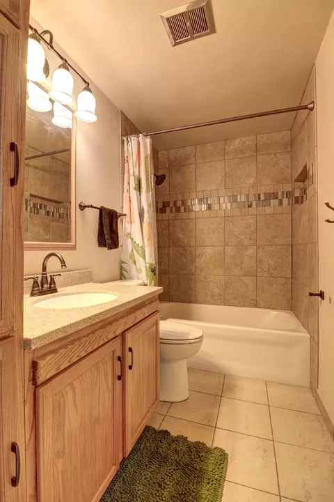 Bath - 1002 E 19th St, Sterling, IL 61081 photo 5 of 5