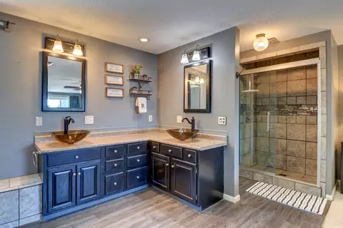 Bath - 1002 E 19th St, Sterling, IL 61081 photo 4 of 5