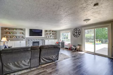Living - 1002 E 19th St, Sterling, IL 61081 photo 1 of 3