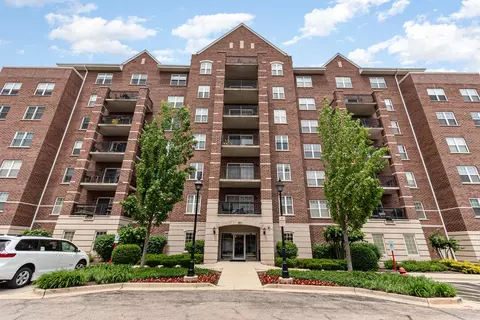 390 W Mahogany Ct #301, Palatine, IL 60067