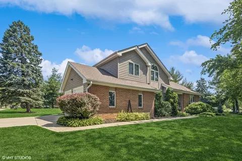 321 Blackhawk Dr, Westmont, IL 60559