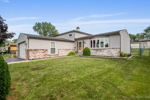 933 Saginaw Ct, Carol Stream, IL 60188