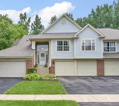 30 W050 Willow Ln, Warrenville, IL 60555