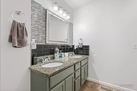 Bath - 516 Madison Ln, Elgin, IL 60123 photo 2 of 4