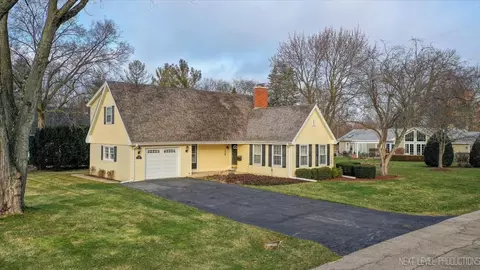 1118 Meadows Rd, Geneva, IL 60134