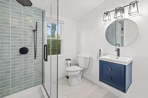 Bath - 620 Crest St, Wheaton, IL 60187 photo 3 of 3