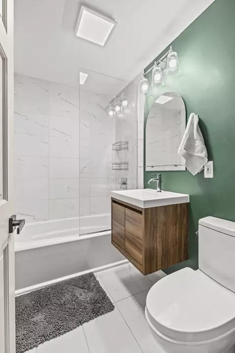 Bath - 620 Crest St, Wheaton, IL 60187 photo 2 of 3